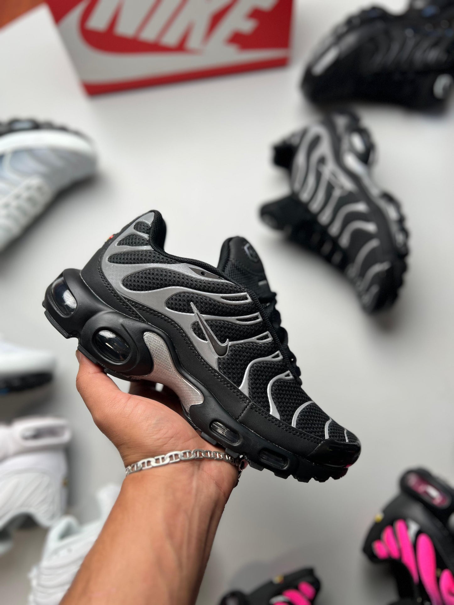 Nike Air Max Plus TN – Negro/Gris