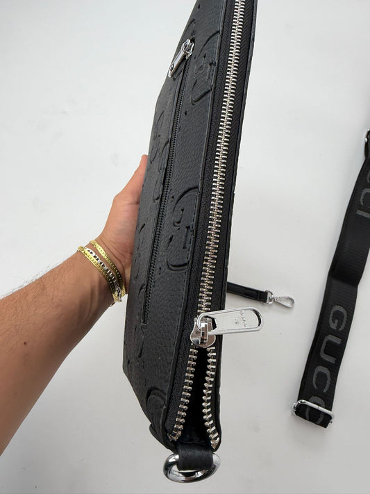Bolso Gucci GG Embossed Messenger Negro